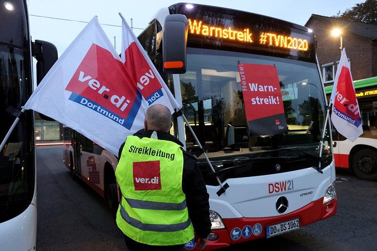 Njemački sindikat: Štrajk! Vozači moraju nositi kante u autobus jer ne stignu na WC
