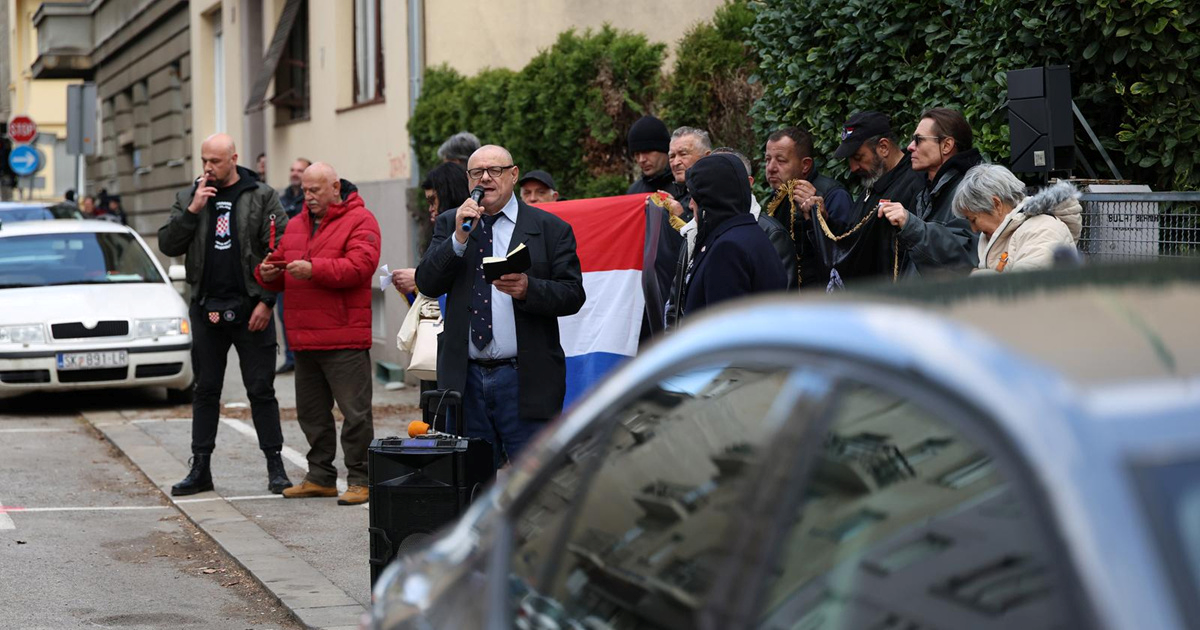 Keleminec i ekipa prosvjedovali ispred Milanovićeva doma. Prema njima poletjelo jaje