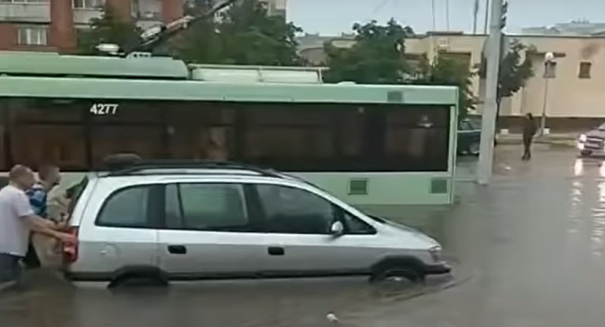 Snažna oluja pogodila Bjelorusiju, najmanje jedna osoba poginula
