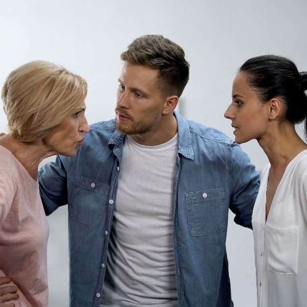 Žena svekrvi ostavila prostu poruku da je spriječi da ih ometa, muž se razbjesnio