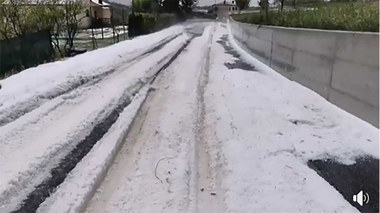 VIDEO Ovo je Istra danas, hrpa leda prekrila ceste i vinograde