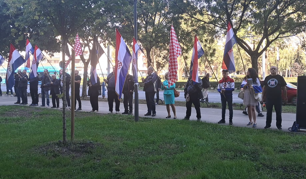 VIDEO Keleminec ispred stana Katarine Peović. Ona uz gitaru zapjevala "Bella Ciao"
