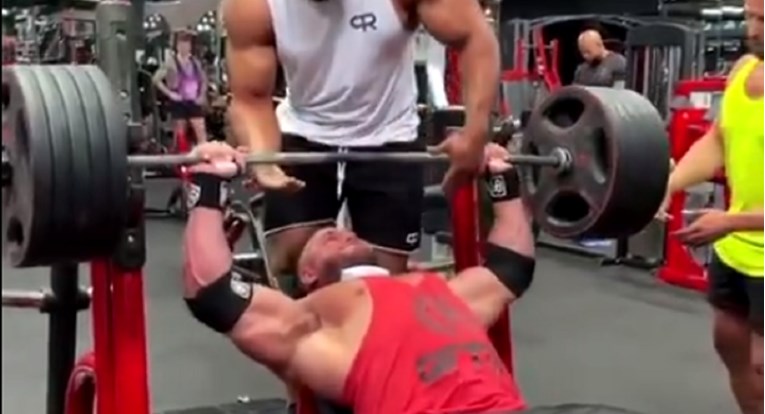 VIDEO Bodybuilder pokušao podići 220 kilograma pa doživio stravičnu ozljedu