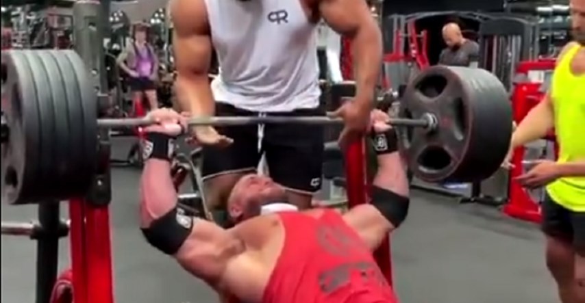 VIDEO Bodybuilder pokušao podići 220 kilograma pa doživio stravičnu ozljedu