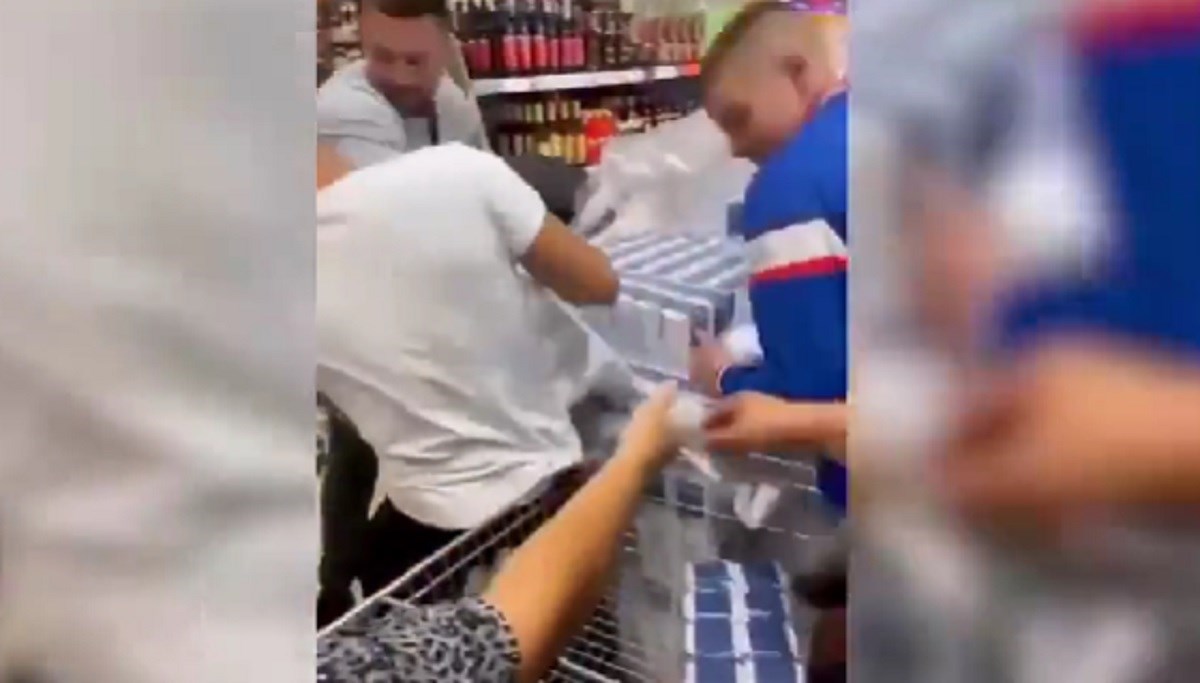 VIDEO U dućanu u Srbiji se otimaju za šećer: "Daj mi jedan paket, Boga ti"