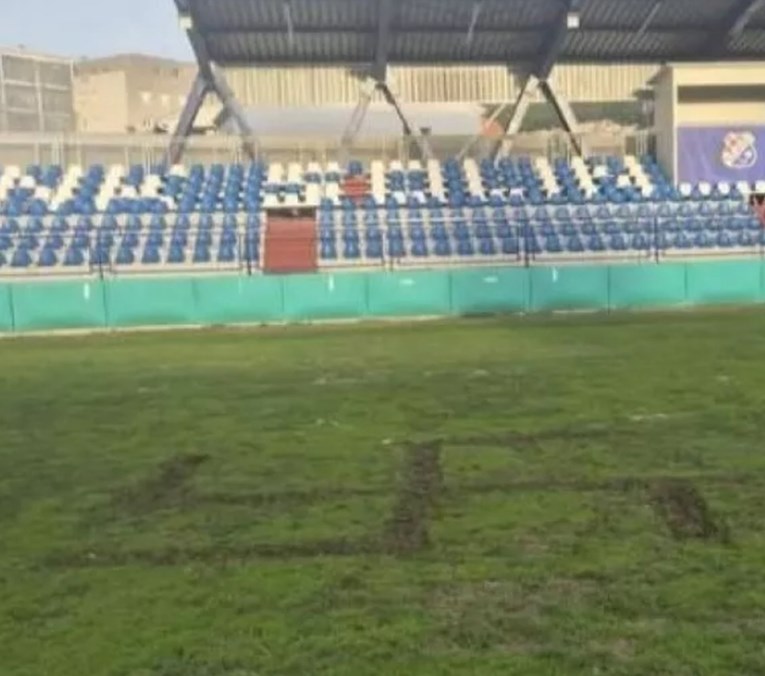 Na travnjaku NK Solina osvanula svastika. Gradonačelnik: Ovo je sramota za grad