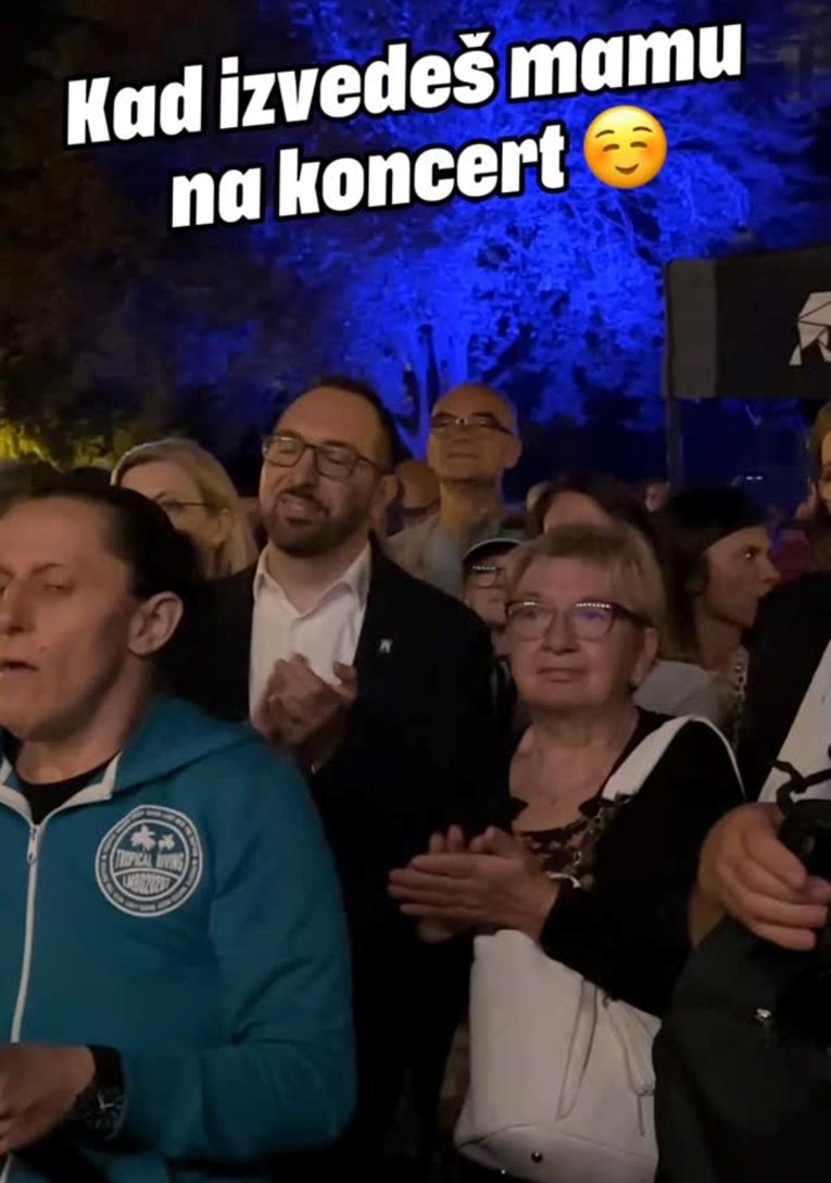 Tomašević izveo mamu na koncert posvećen Gabi, Arsenu i Matiji