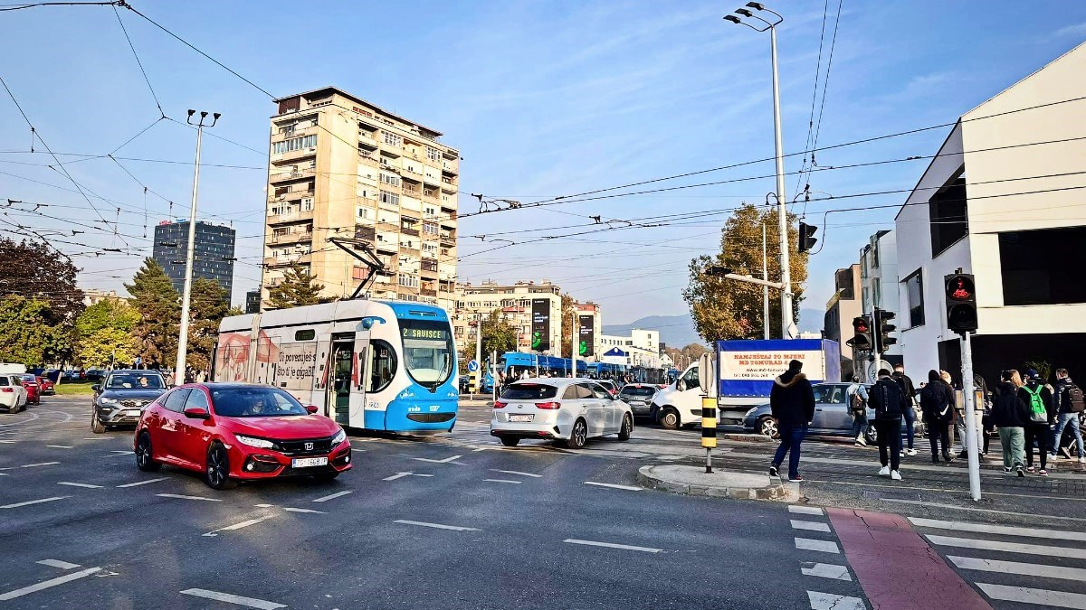Tramvaj iskočio iz tračnica na križanju Držićeve i Vukovarske u Zagrebu