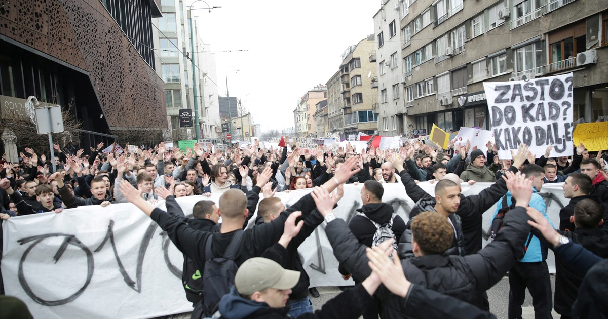Tisuće prosvjedovalo u Sarajevu zbog nesreće. "Pad vlade nije kraj naših zahtjeva"