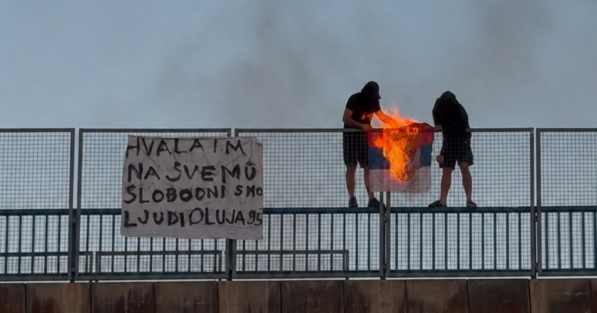 VIDEO Kod Otočca zapalili zastavu Srbije