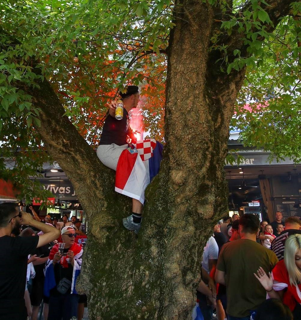 FOTO Ludnica na Bundeku i dalje traje, fanovi pale baklje i pjevaju