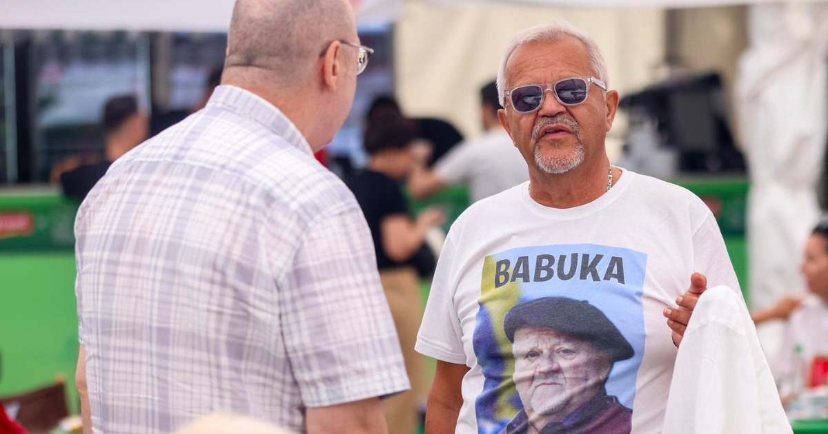 Emir Hadžihafizbegović snimljen u majici s likom preminulog Abdulaha Sidrana