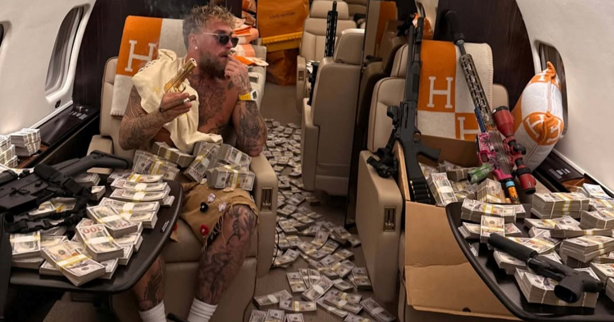 Viralna fotka Jakea Paula nakon poraza. Razbacuje se novcem i maše pištoljem