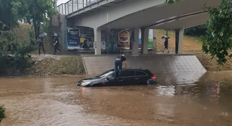 VIDEO Ljubljana pod vodom, vjetar čupao krovove, poplavljene ceste, kuće...