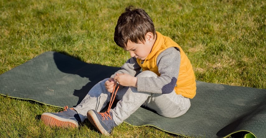 Tri trika koja bi vam mogla pomoći da dijete naučite vezati cipele