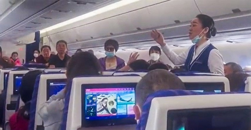 VIDEO U Kini odgodili let. Putnik bacao novčiće u motor aviona