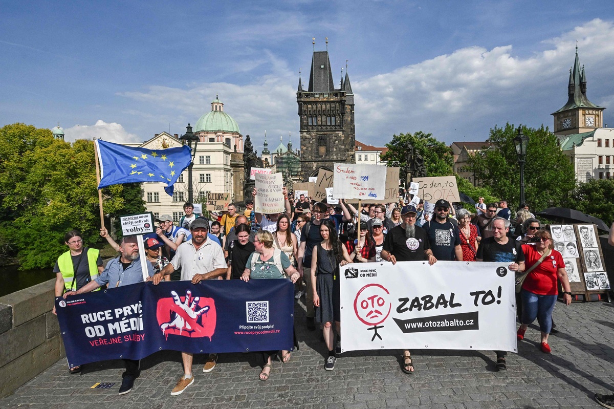 Češka vlada želi preuzeti kontrolu nad javnim servisom. U Pragu izbili prosvjedi