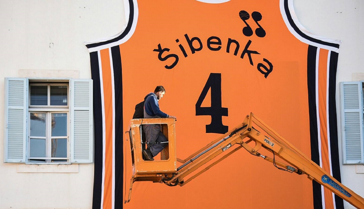 U Šibeniku divovski dres Dražena Petrovića povodom njegovog 55. rođendana
