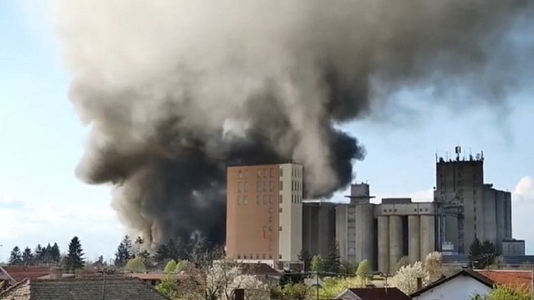 VIDEO Veliki požar u tvornici u Valpovu, gasilo ga 50 vatrogasaca, dim prekrio grad