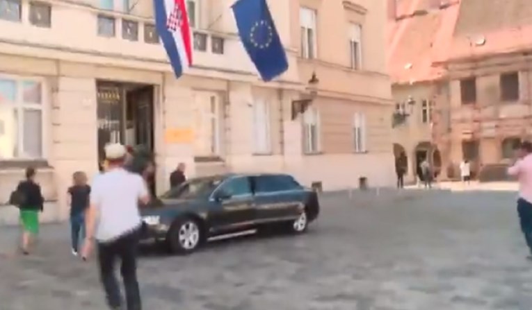 VIDEO Njonjo i Bačić bježali novinarima, iz vlade u sabor (50 metara) išli autom