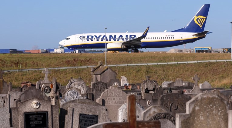 Ryanairova dobit oštro pala