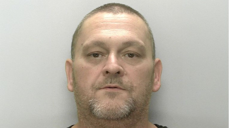 Britanac našao mrtvu partnericu na kauču, prekrio je dekom i nastavio živjeti u stanu