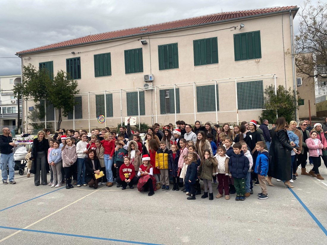 Sumještani se okupili na božićnom sajmu kako bi prikupili novac za djevojčicu Milu