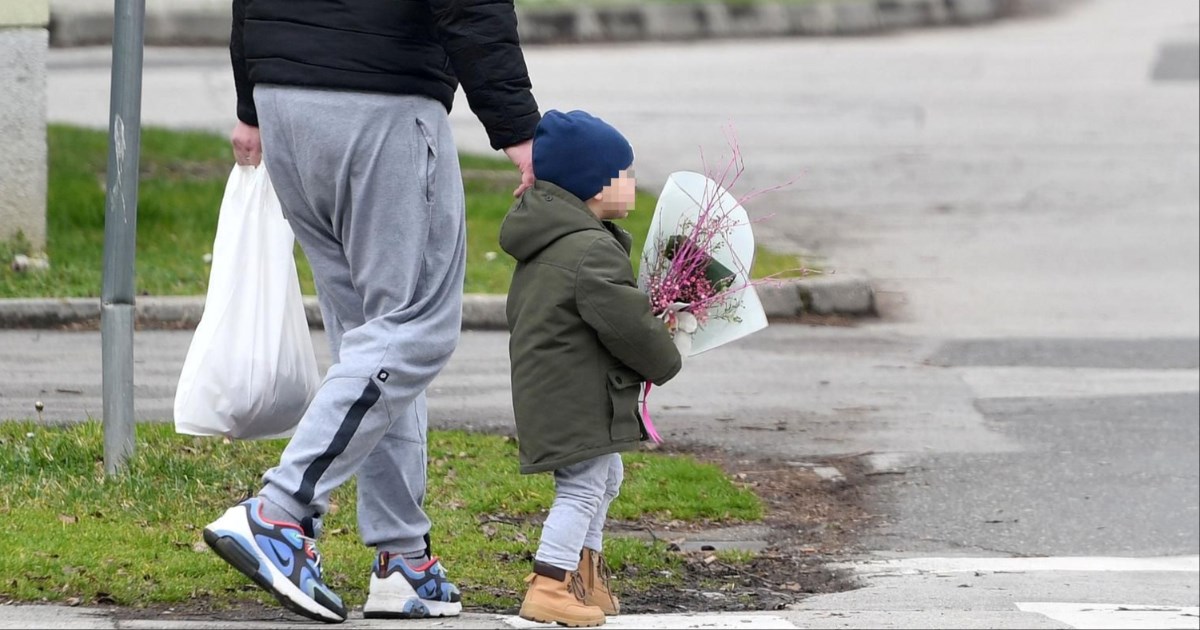 Presladak prizor iz Čakovca: Dječak na Dan žena u rukama nosio buket