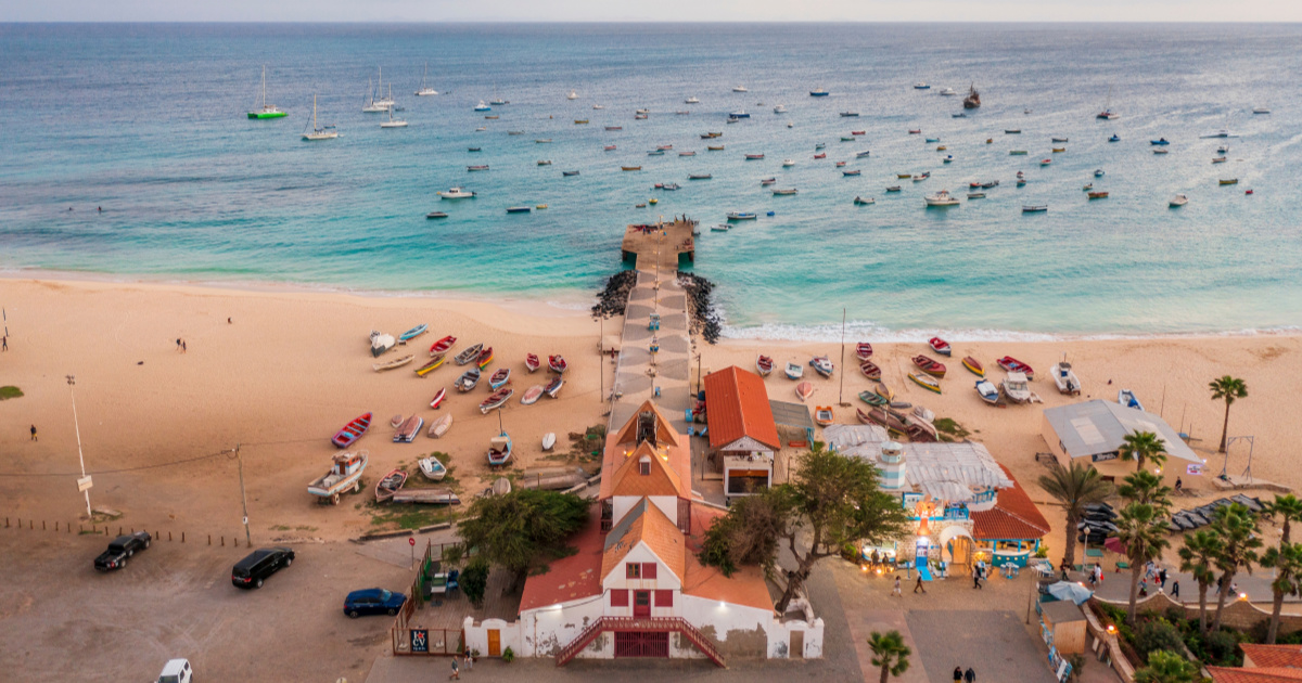 Stotine turista teško oboljelo na egzotičnim otocima. Četvero Britanaca umrlo