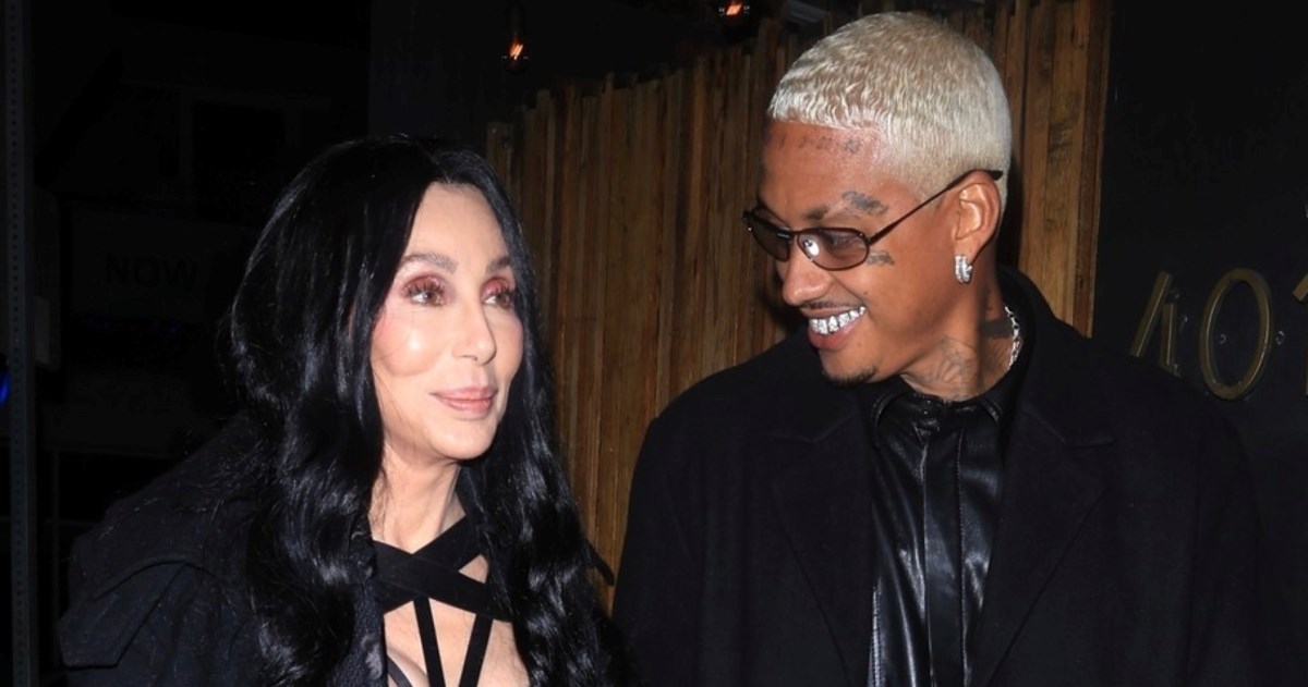 Cher snimljena u društvu 40 godina mlađeg glazbenog producenta, držali se za ruke