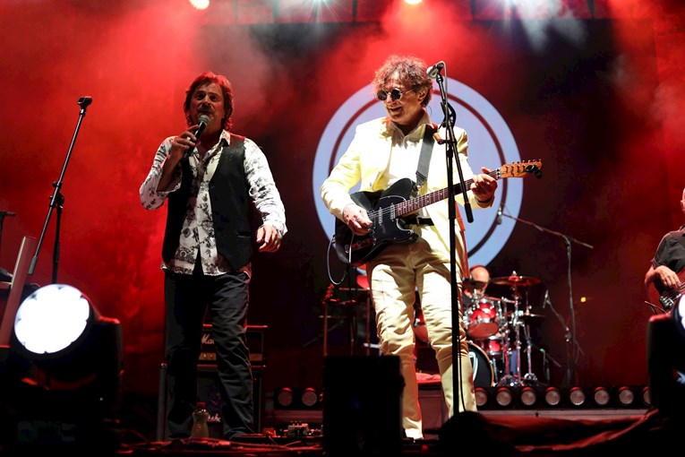 Nakon što su zagrebački dragovoljci tražili izgon pjevača, Bijelo dugme stiže u Arenu