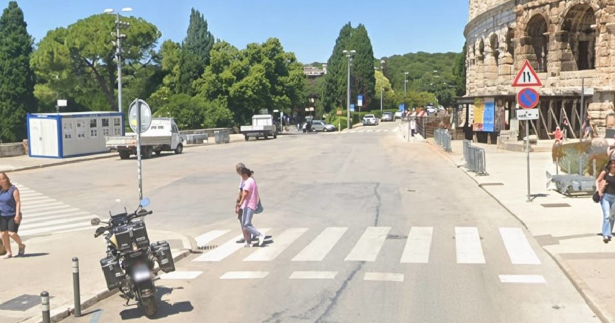 Muškarac u Puli vrijeđao stranca dok je vozio električni romobil