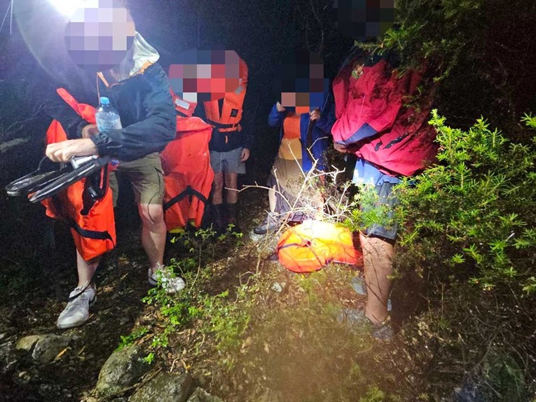 FOTO Turisti se nasukali kod Lošinja, spasili ih GSS-ovci