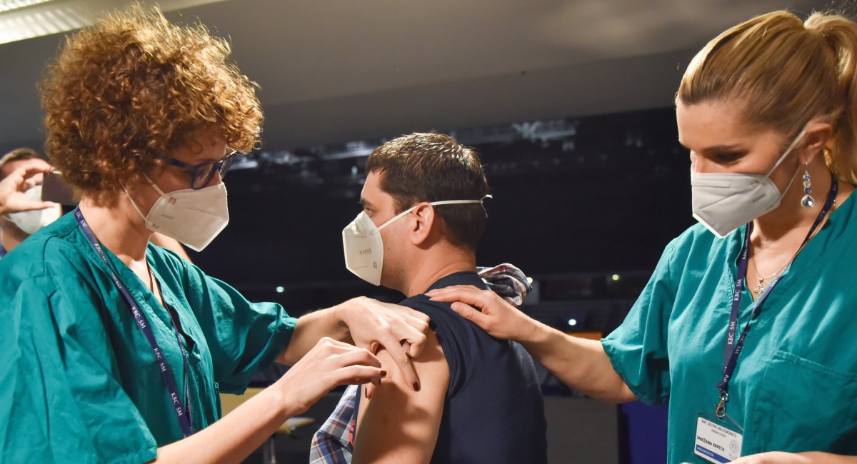 Liječnici i medicinske sestre iz Arene Zagreb primili cjepivo protiv korone