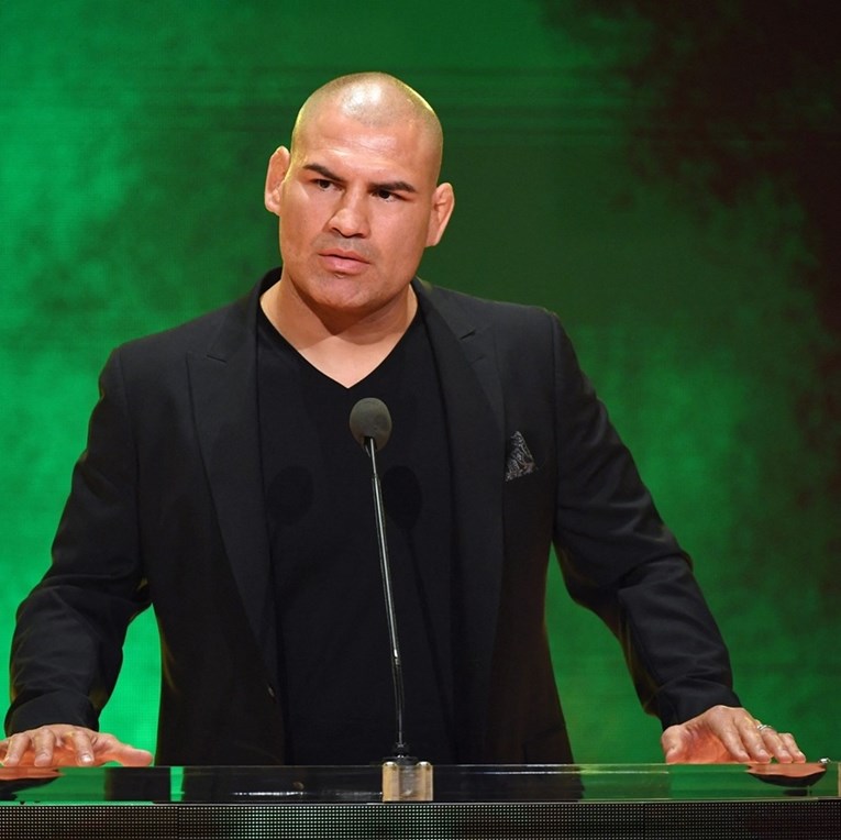 Cain Velasquez u zatvoru je zbog ubojstva. Dobio je ponudu za borbu