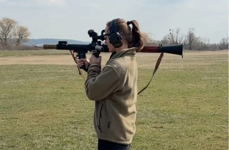 Ukrajinska tenisačica na pravoslavni Uskrs pucala iz RPG-a: "Ukrajina sa stilom"