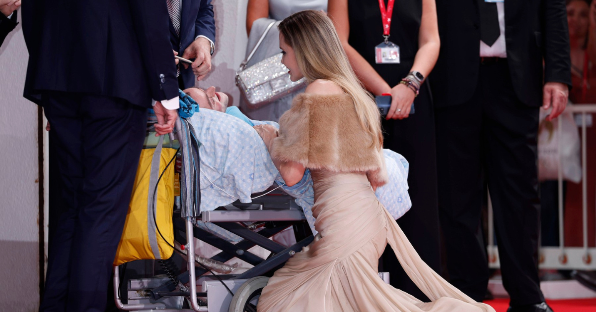 FOTO Angelina Jolie kleknula u haljini, pozdravila teško bolesnog obožavatelja