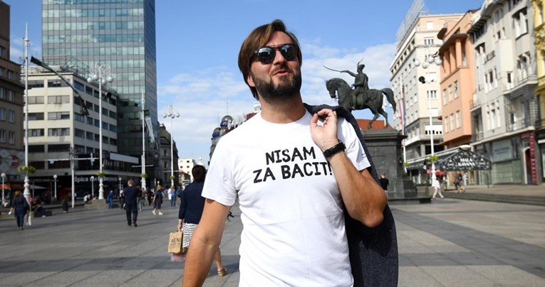 Tomislav Ćorić (tć) opet pozirao u majici s natpisom "Nisam za baciti"