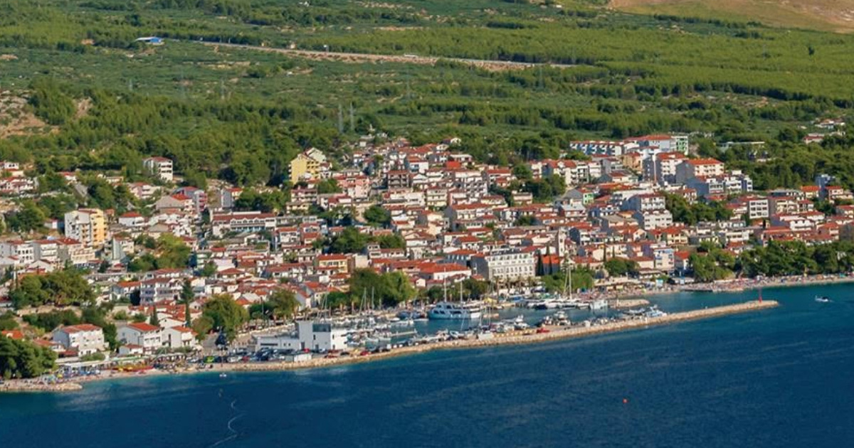Finac pijan razbijao hotel u Baškoj Vodi pa upao u kuću i davio vlasnika
