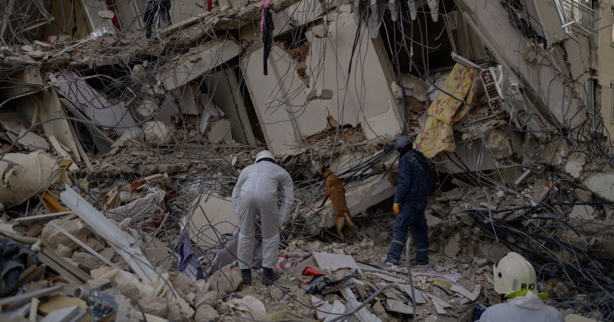 Psić je 60 sati bio zarobljen u ruševinama u Turskoj, pogledajte trenutak spašavanja