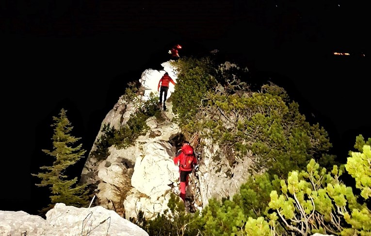 Planinari se izgubili na zabranjenoj stazi na Velebitu. HGSS opisao veliku akciju