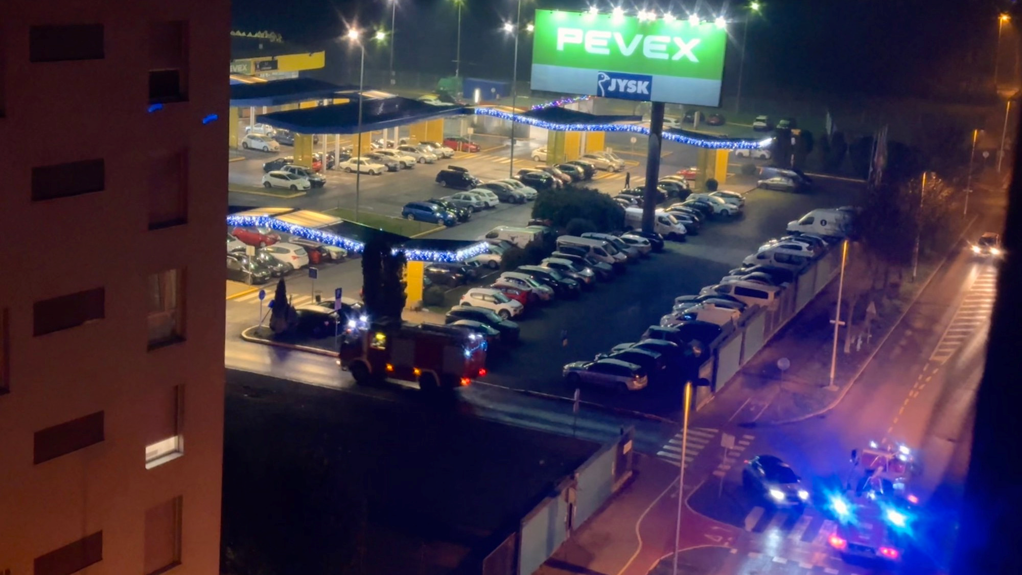 Pojavio se dim u Pevexu u Zagrebu, stigli vatrogasci. Dim nestao