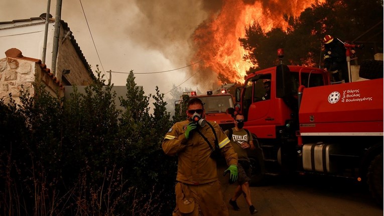 Šumski požari haraju kod Atene, jedan grad evakuiran
