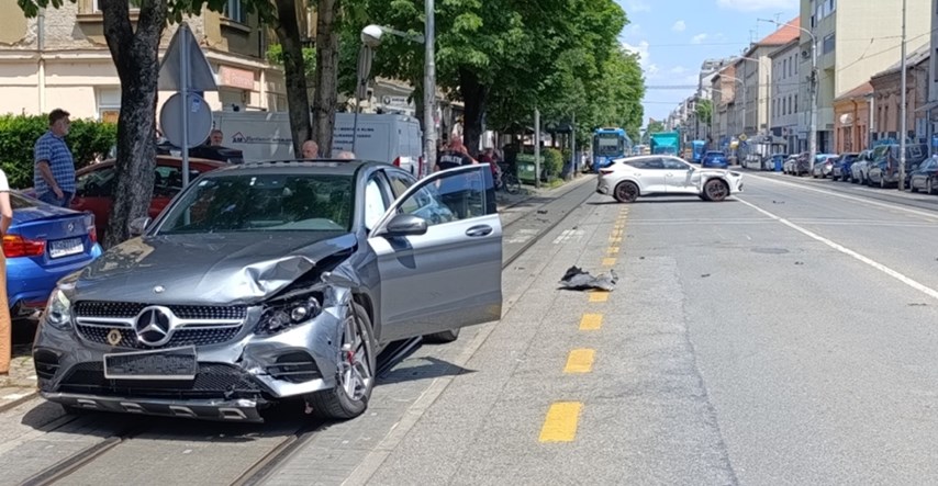 FOTO Sudar na Maksimirskoj u Zagrebu, slupani Mercedes i Cupra. Tramvaji ne voze