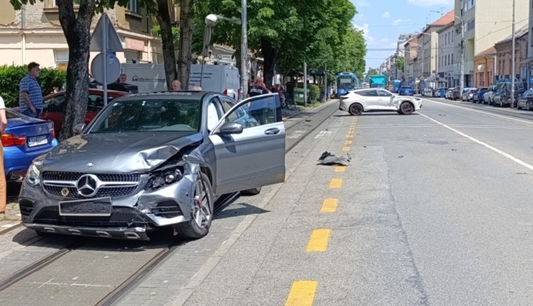 FOTO Sudarili se Mercedes i Cupra u Zagrebu. Tramvaji stoje