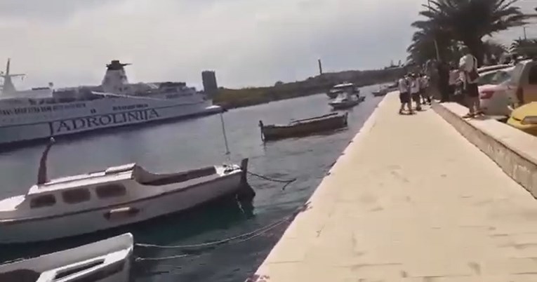 VIDEO Navijači Hajduka pjevali "Ubij Riječana". S Armadinog broda ispaljene rakete