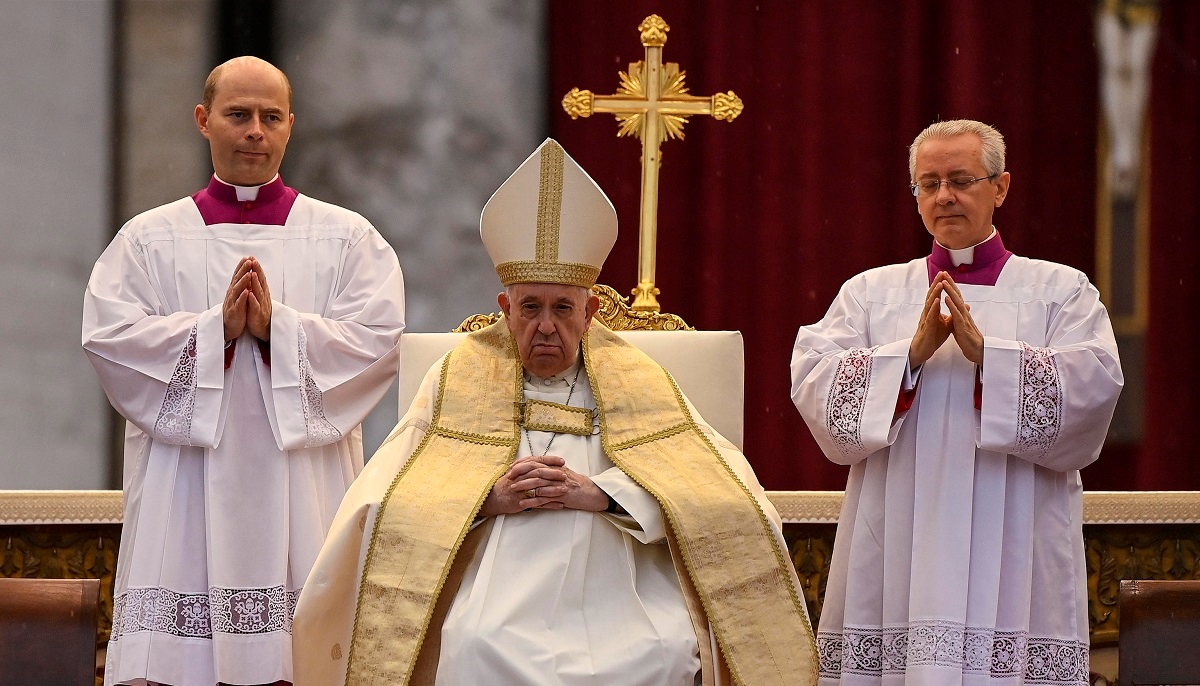 Papa kaže da ne može uskoro u posjet Kijevu i Moskvi zbog problema s koljenom