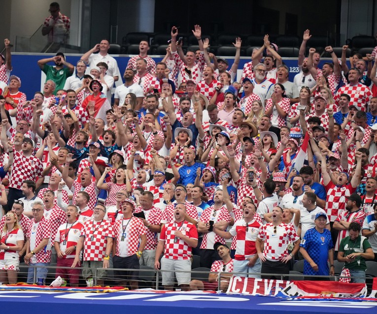 Neredi na utakmici Engleske i Hrvatske. Šest osoba uhićeno