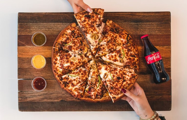 Ova pizza izgleda savršeno. Evo kako ju možete napraviti doma
