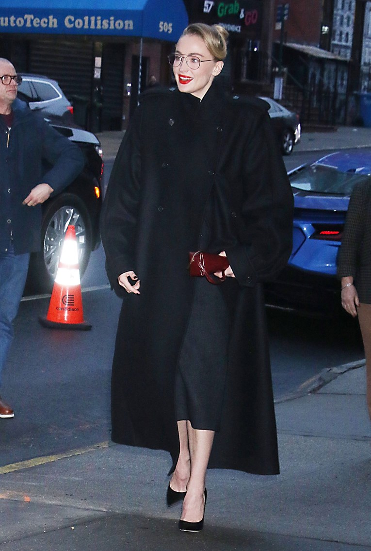 Vojnički kaput vraća se na velika vrata, a Sophie Turner već ga nosi